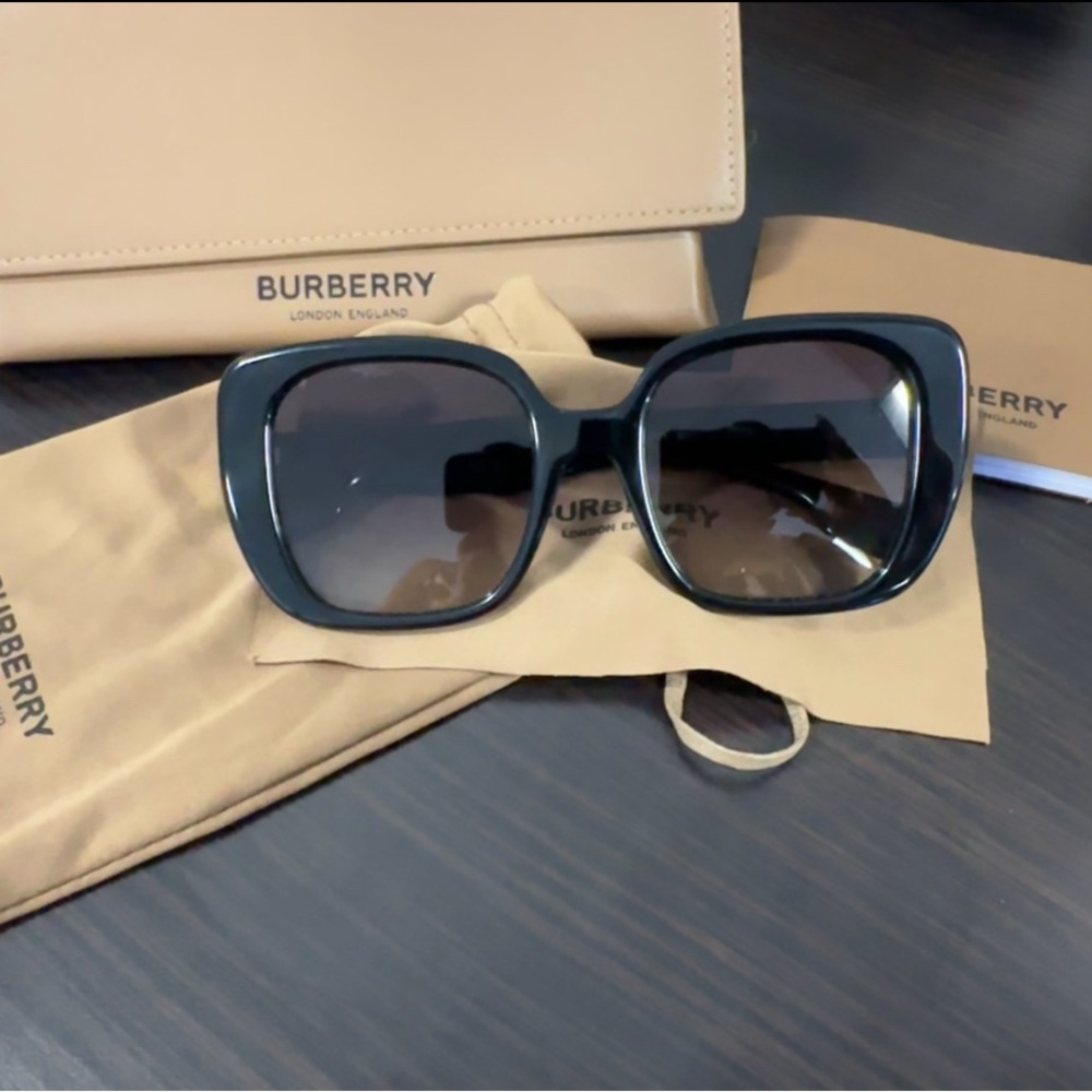 NWOT Burberry Women's Sunglasses in Black Polarized Lenses